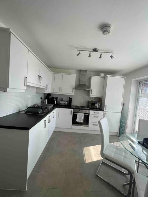 City Centre 2 Bed Apartment Честер Экстерьер фото